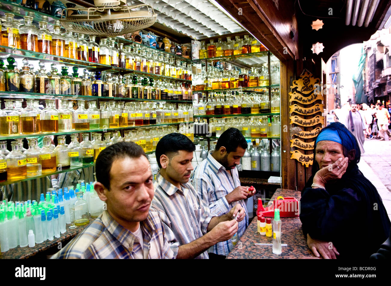 Profumi per la vendita nel vivace bazar di Khan El Khalili al Cairo in Egitto. Foto Stock