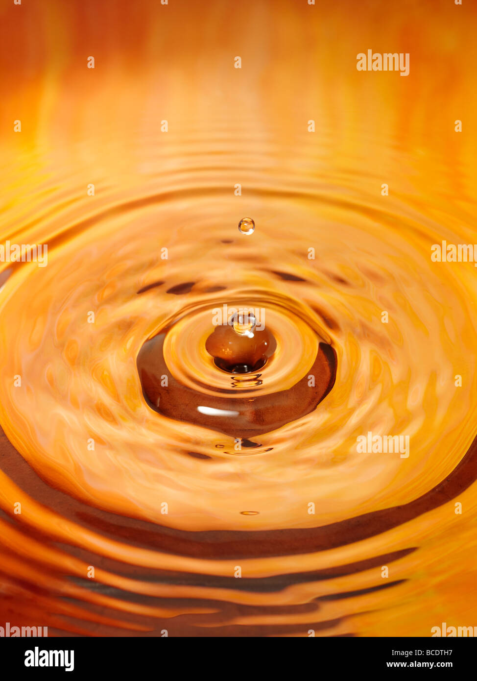Gocce d'acqua cadono sulla superficie dell'acqua. Foto Stock