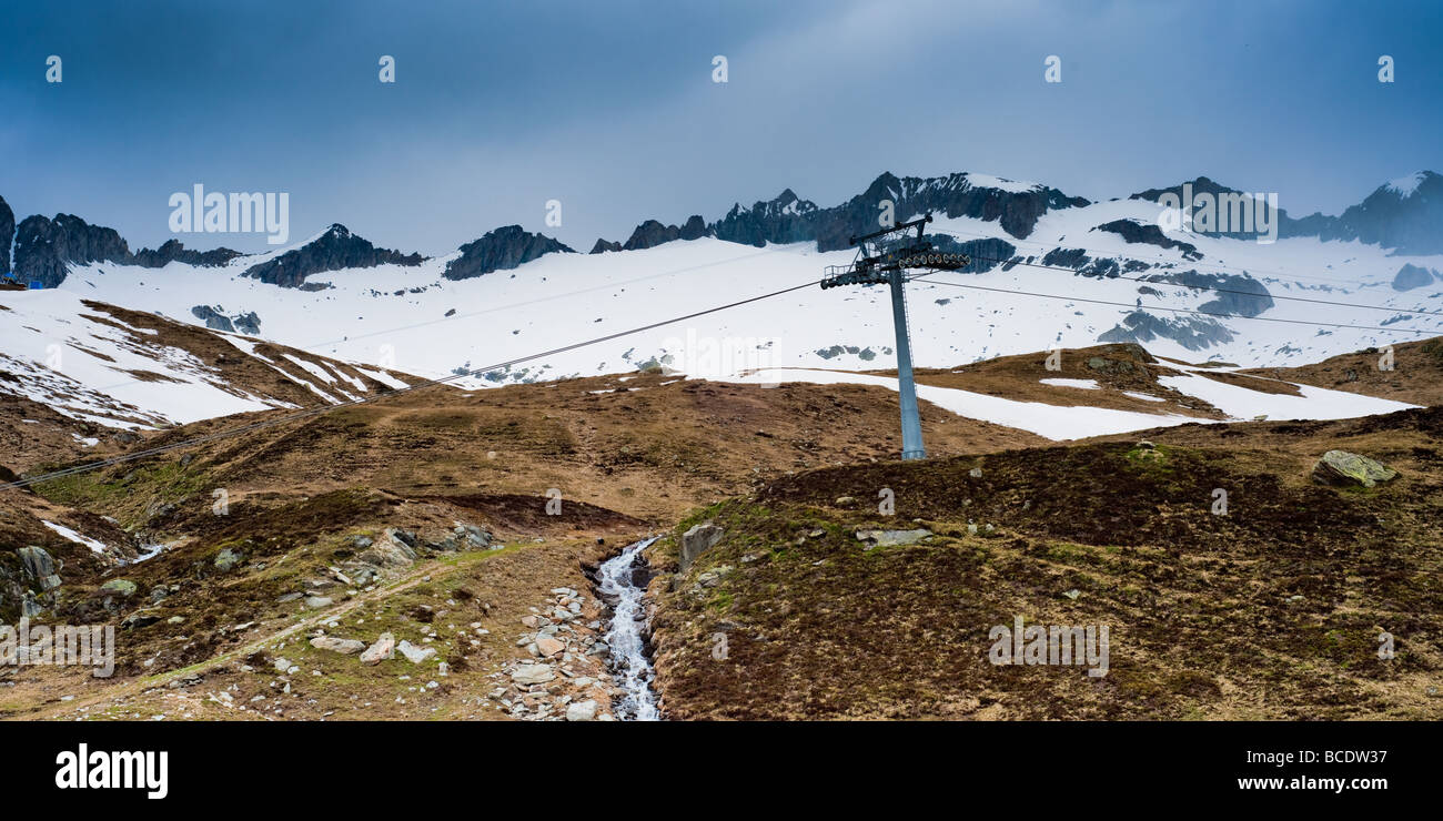Moody paesaggio di montagna in una giornata grigia a belap svizzera Foto Stock