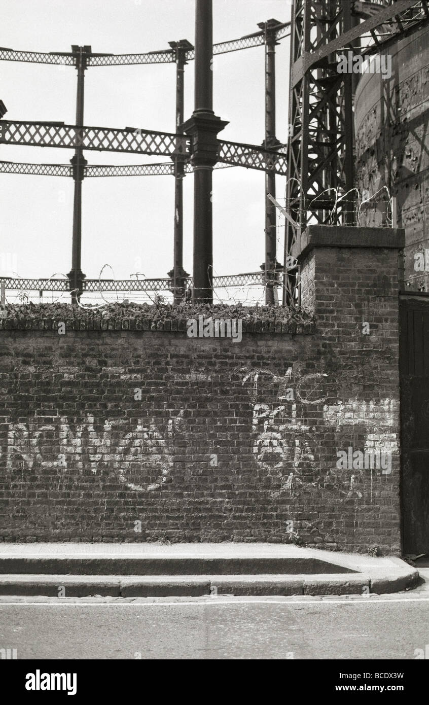 I graffiti sulla parete di fronte gasometro a King's Cross, Londra Foto Stock