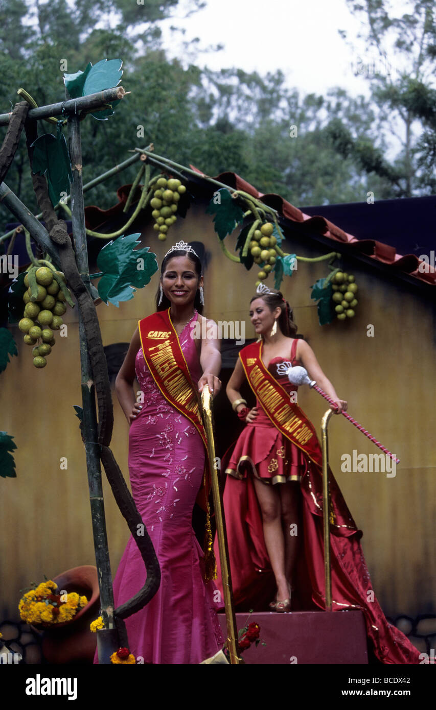 Beauty queens in piedi sul galleggiante a Carnevale , Tarija , Bolivia Foto Stock