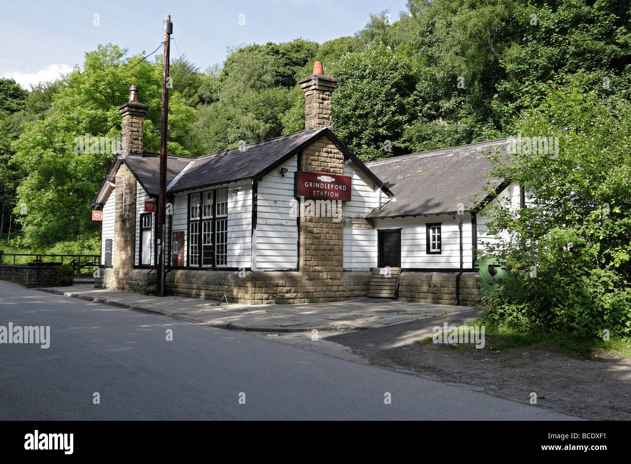 L'ex edificio della stazione di Grindleford, Derbyshire, Inghilterra, accesso rurale al caffè dei trasporti pubblici Foto Stock