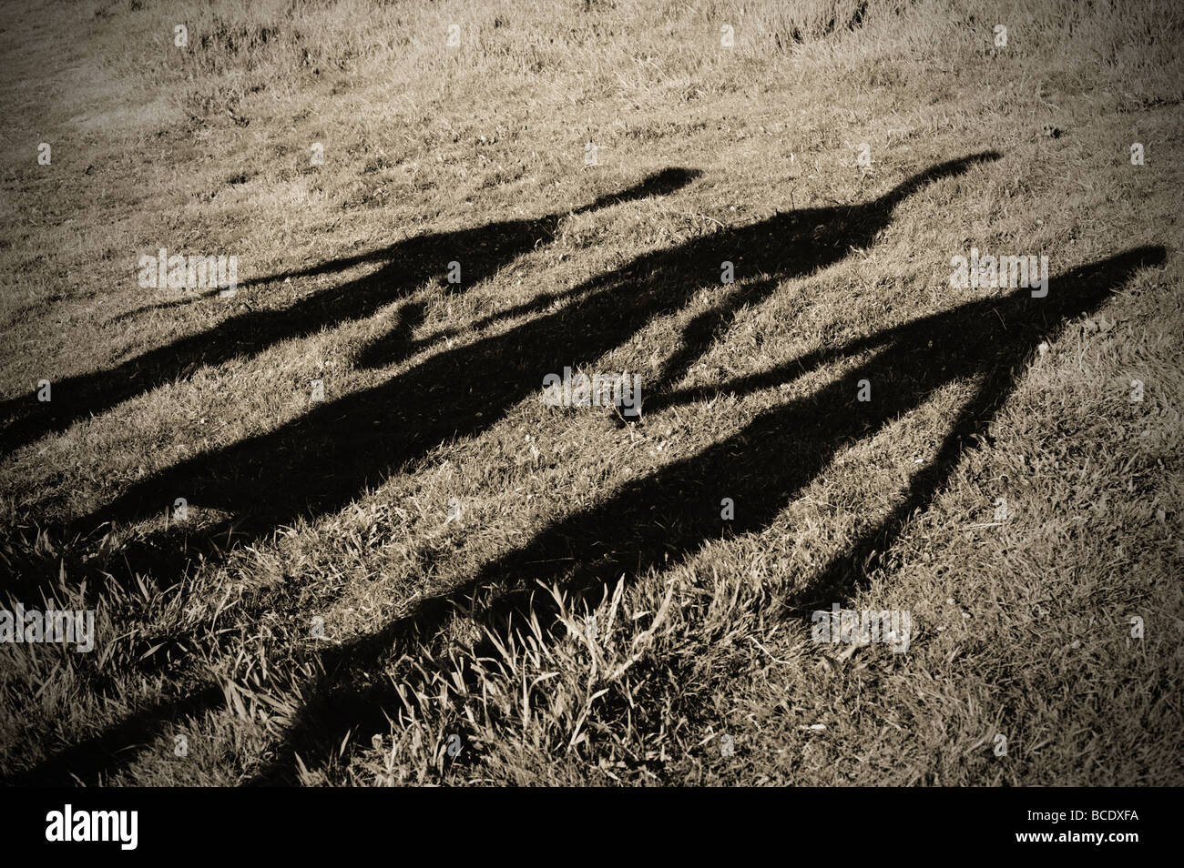Tre le ombre holding hands raffiguranti la vita di famiglia Foto Stock