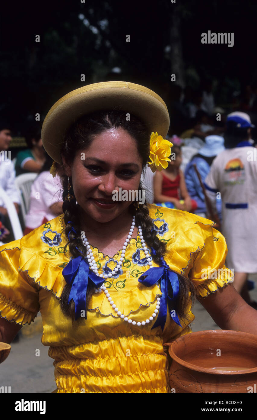Ragazza in abito tradizionale che serve chicha ( granturco birra ) a carnevale, Tarija , Bolivia Foto Stock
