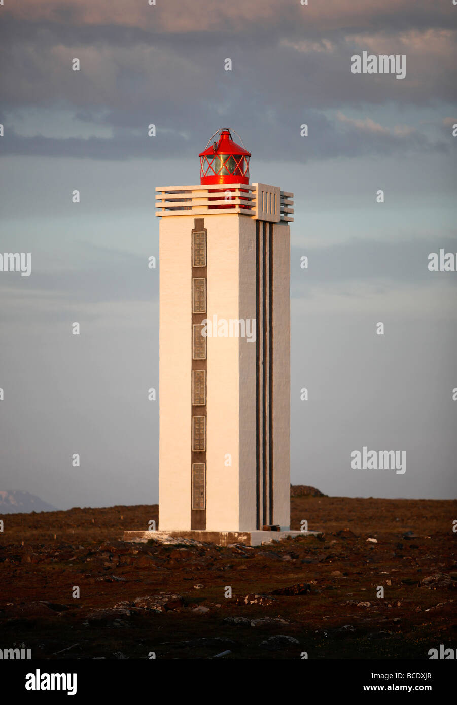 Hraunhafnartangi, un telecomando faro a nord del punto di più sulla terraferma Islanda, penisola Melrakkaslétta Foto Stock