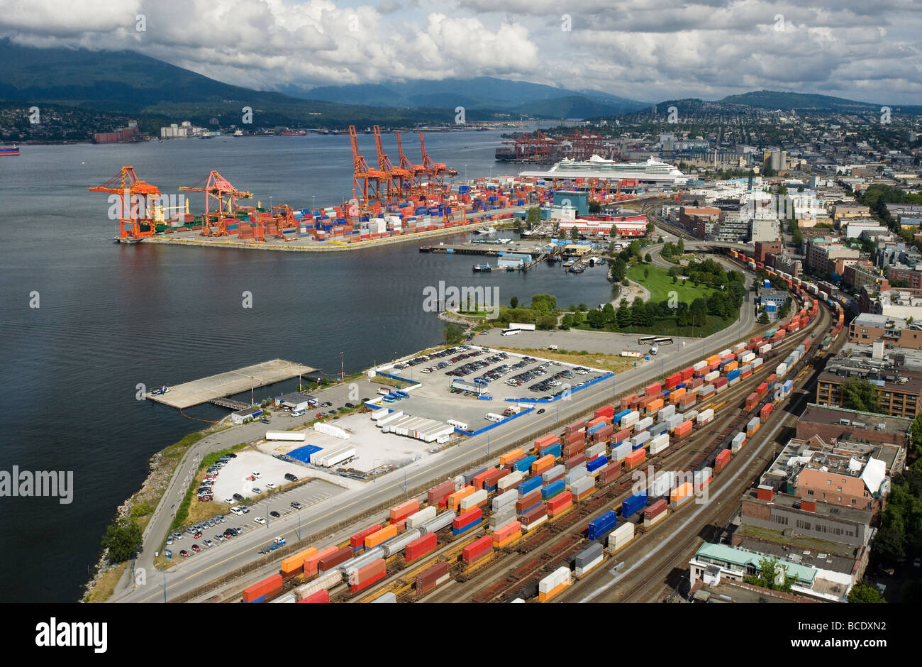 Ferrovia e trasporto marittimo industriale e commerciale - Scena di Vancouver, British Columbia, Canada Foto Stock
