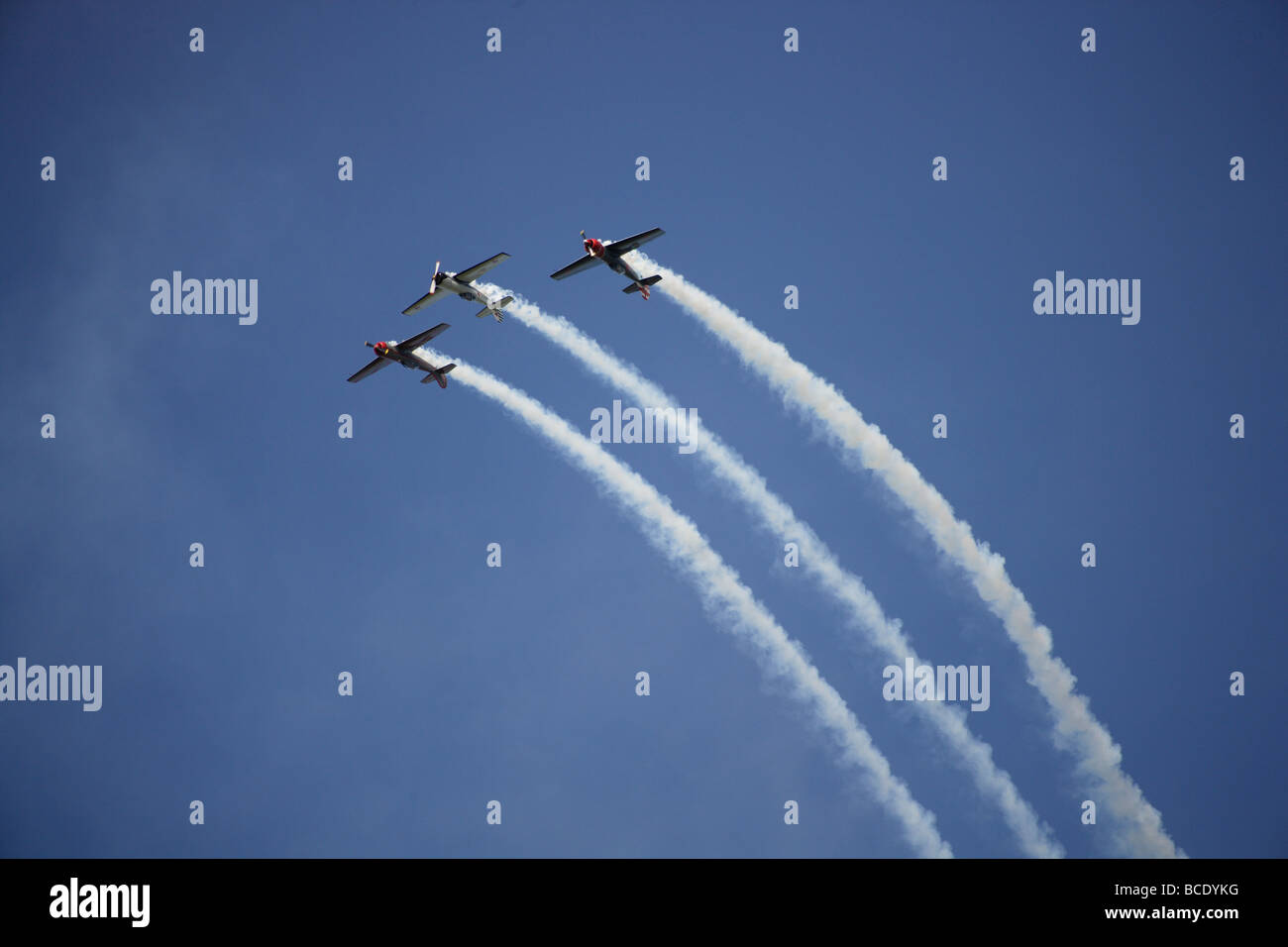 Display di acrobazia aerea di yak nel cielo blu Foto Stock