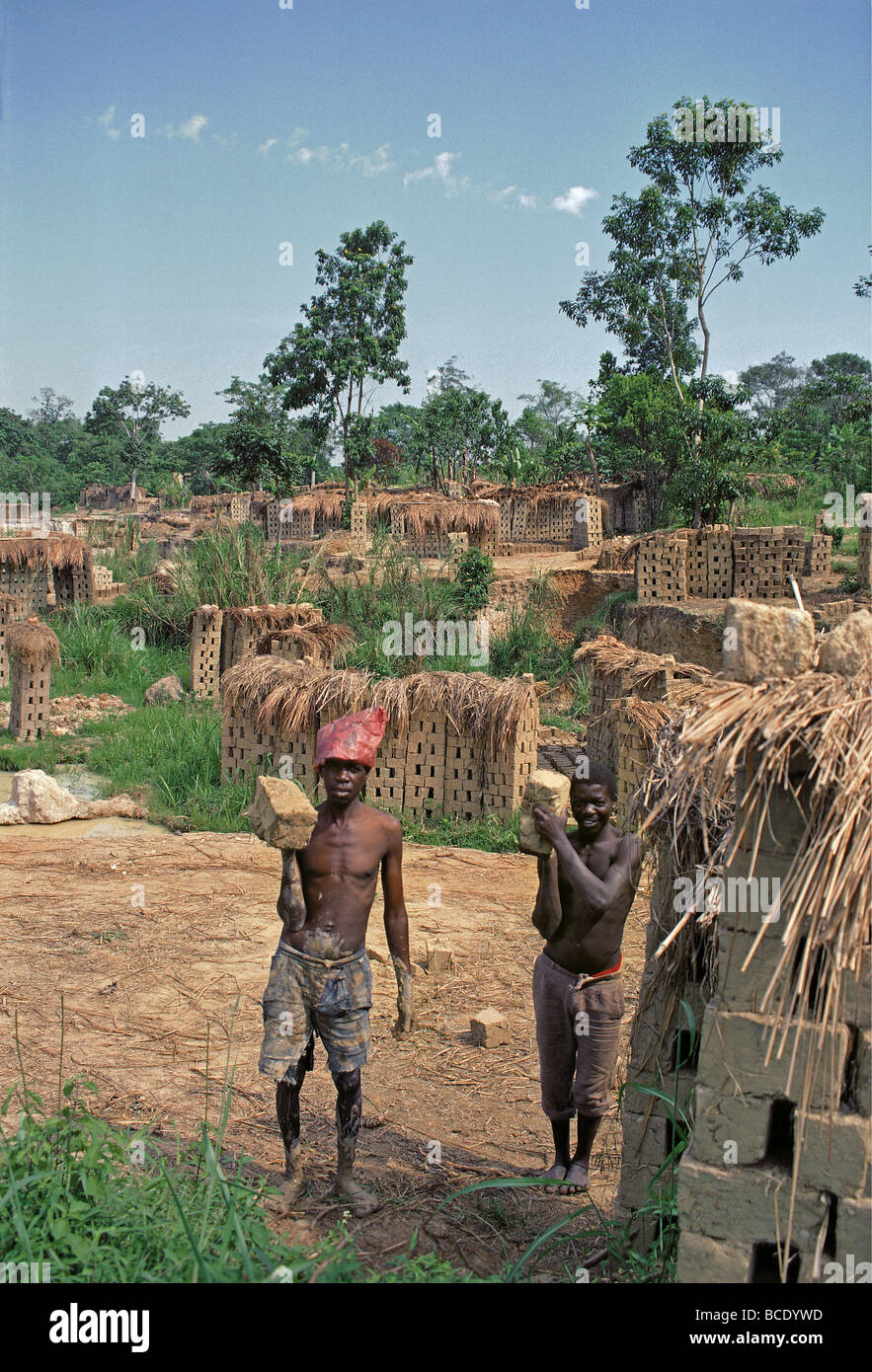 Giovane Africano nero uomini al lavoro in mattone facendo fabbrica di Kampala Jinja road Uganda Africa orientale Foto Stock