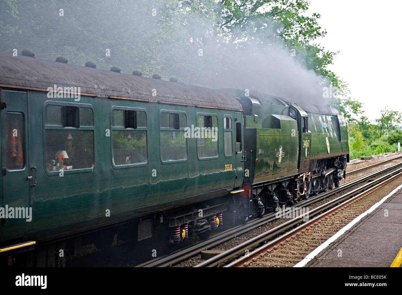 Luce Bulleid Pacific 34067 'Tangmere' a velocità attraverso la stazione di York, Kent, Regno Unito. Foto Stock