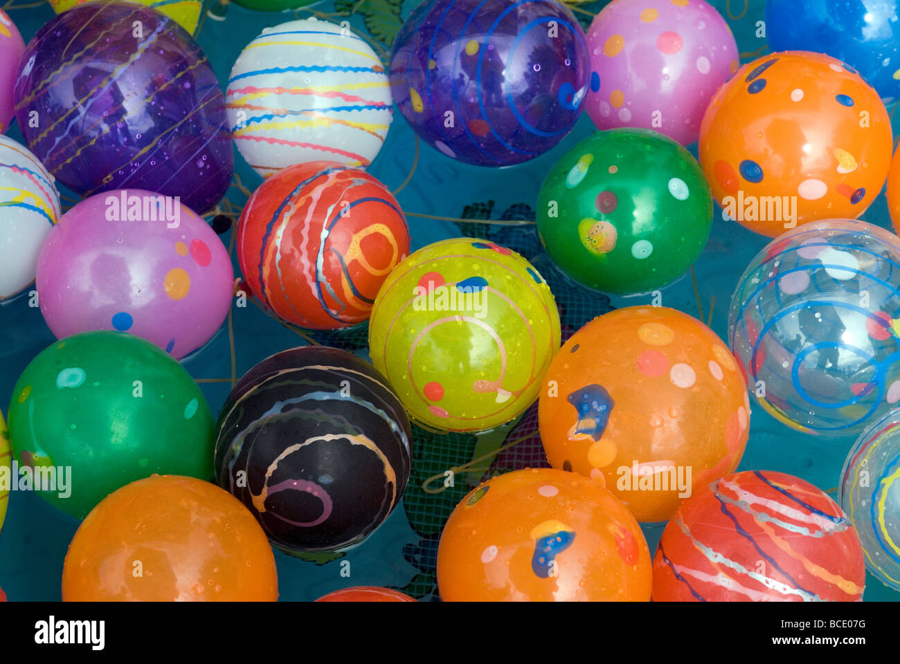 La collezione di palline di plastica multicolore che galleggiano in una vasca d'acqua è un gioco popolare nei festival giapponesi e un motivo o immagine di sfondo, il Giappone. Foto Stock