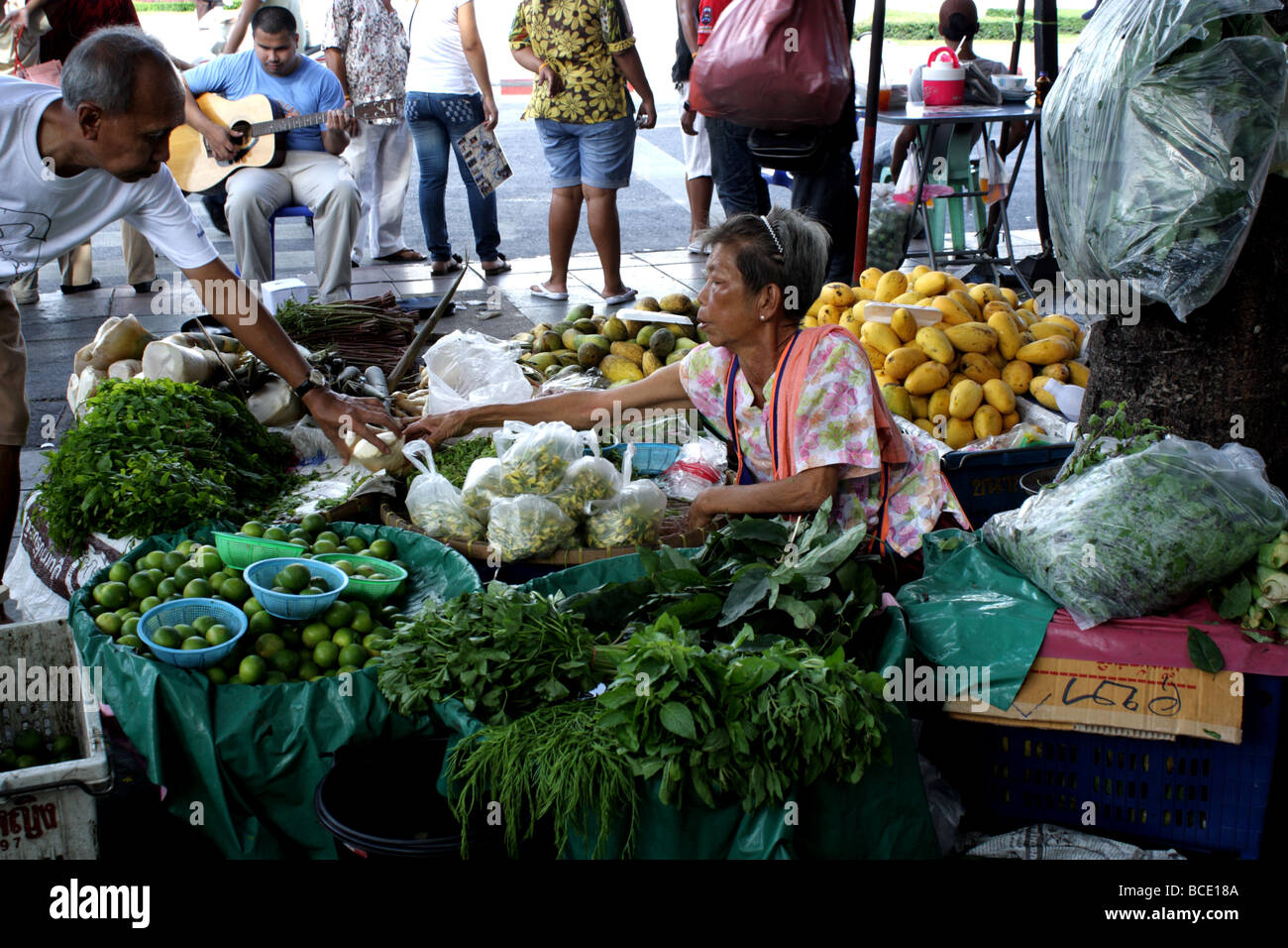 Frutta e Verdura Merchant , Bangkok , Thailandia Foto Stock