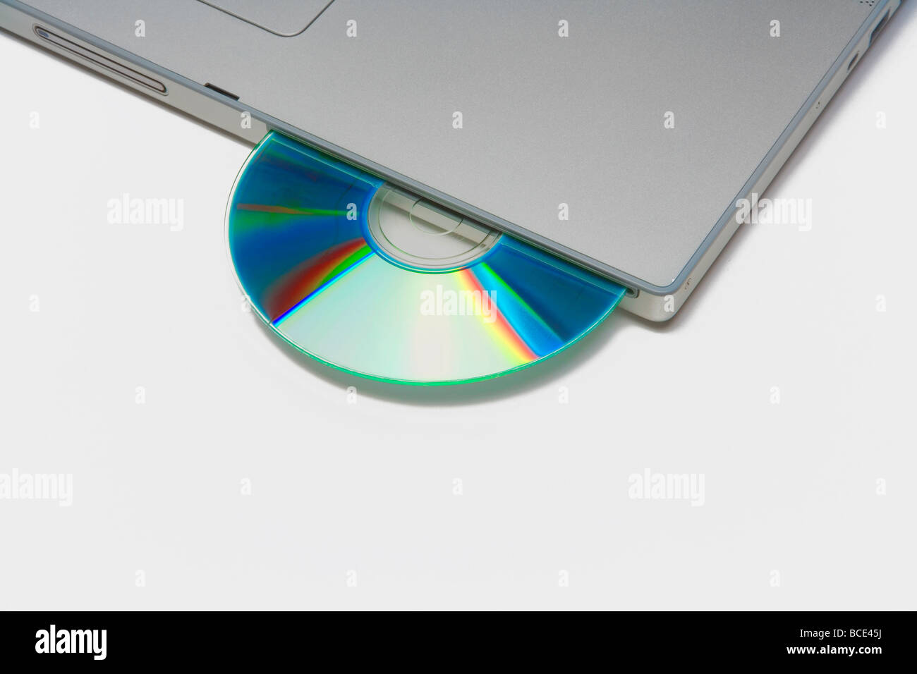 Notebook color argento con cd dvd isolati su sfondo bianco tracciato di ritaglio Foto Stock