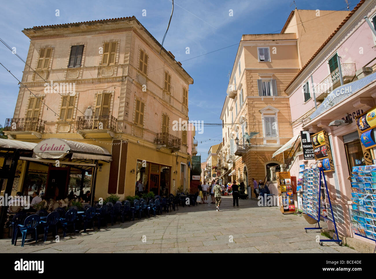 Caffè e negozi di Piazza Garibaldi, La Maddalena, città della Maddalena, Sardegna, Italia Foto Stock