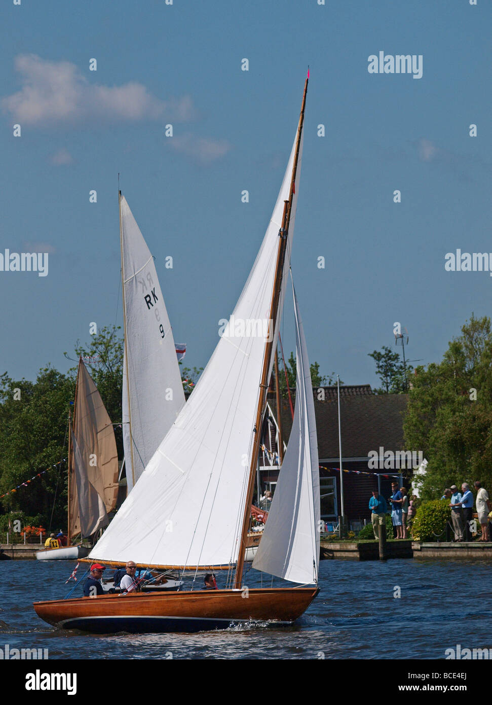 Rebel keelboat preparazione per l'inizio a tre fiumi gara di horning norfolk East Anglia England Regno Unito Foto Stock