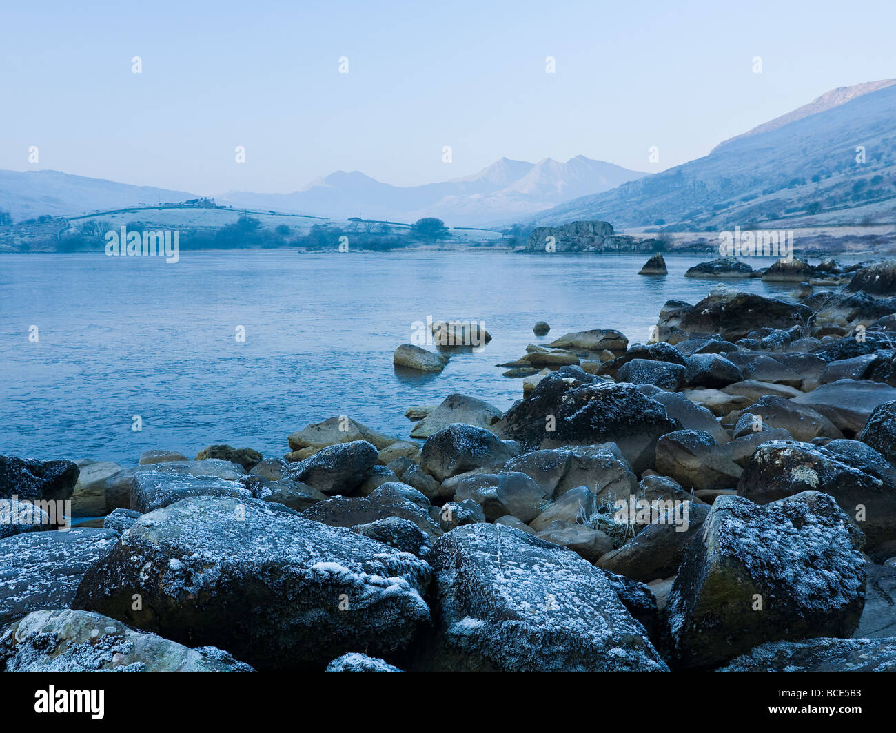 Vista di Snowdon massiccio a ferro di cavallo da Llyn Mymbyr Snowdonia National Park North Wales UK Foto Stock