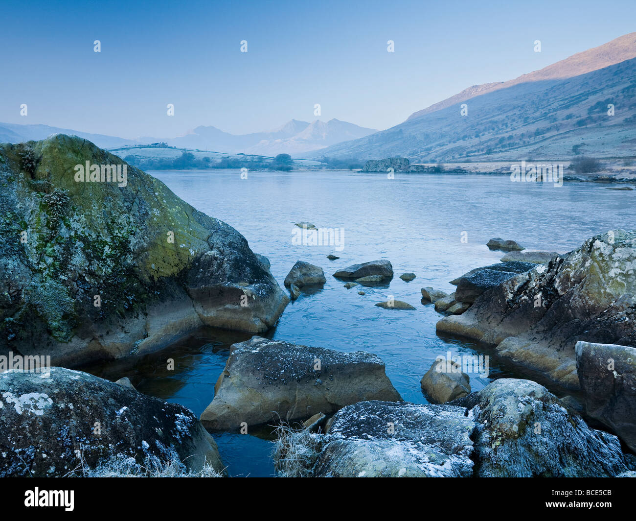 Vista di Snowdon massiccio a ferro di cavallo da Llyn Mymbyr Snowdonia National Park North Wales UK Foto Stock