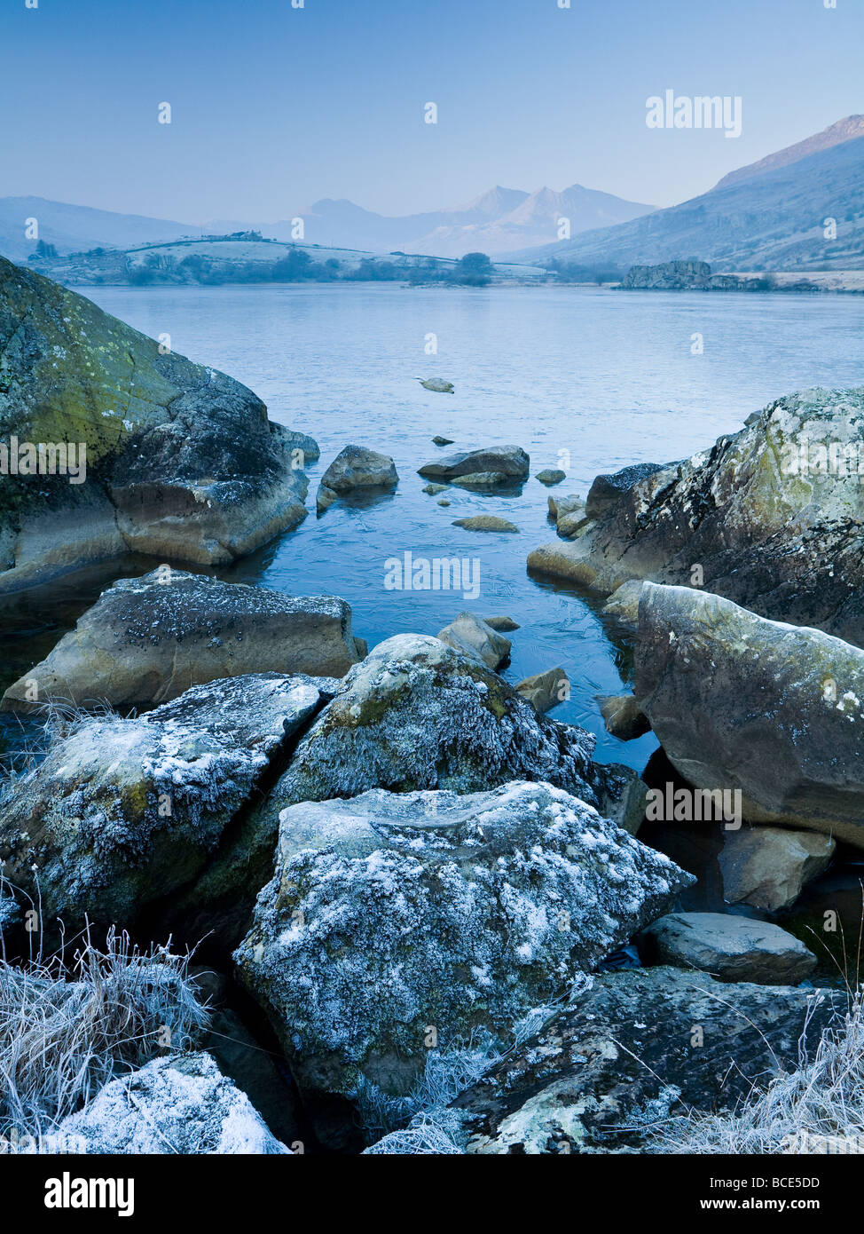 Vista di Snowdon massiccio a ferro di cavallo da Llyn Mymbyr Snowdonia National Park North Wales UK Foto Stock