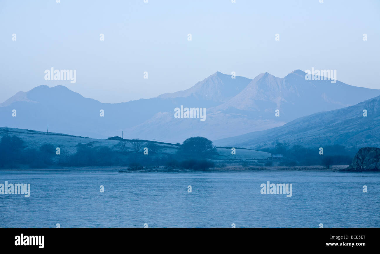 Vista di Snowdon massiccio a ferro di cavallo da Llyn Mymbyr Snowdonia National Park North Wales UK Foto Stock