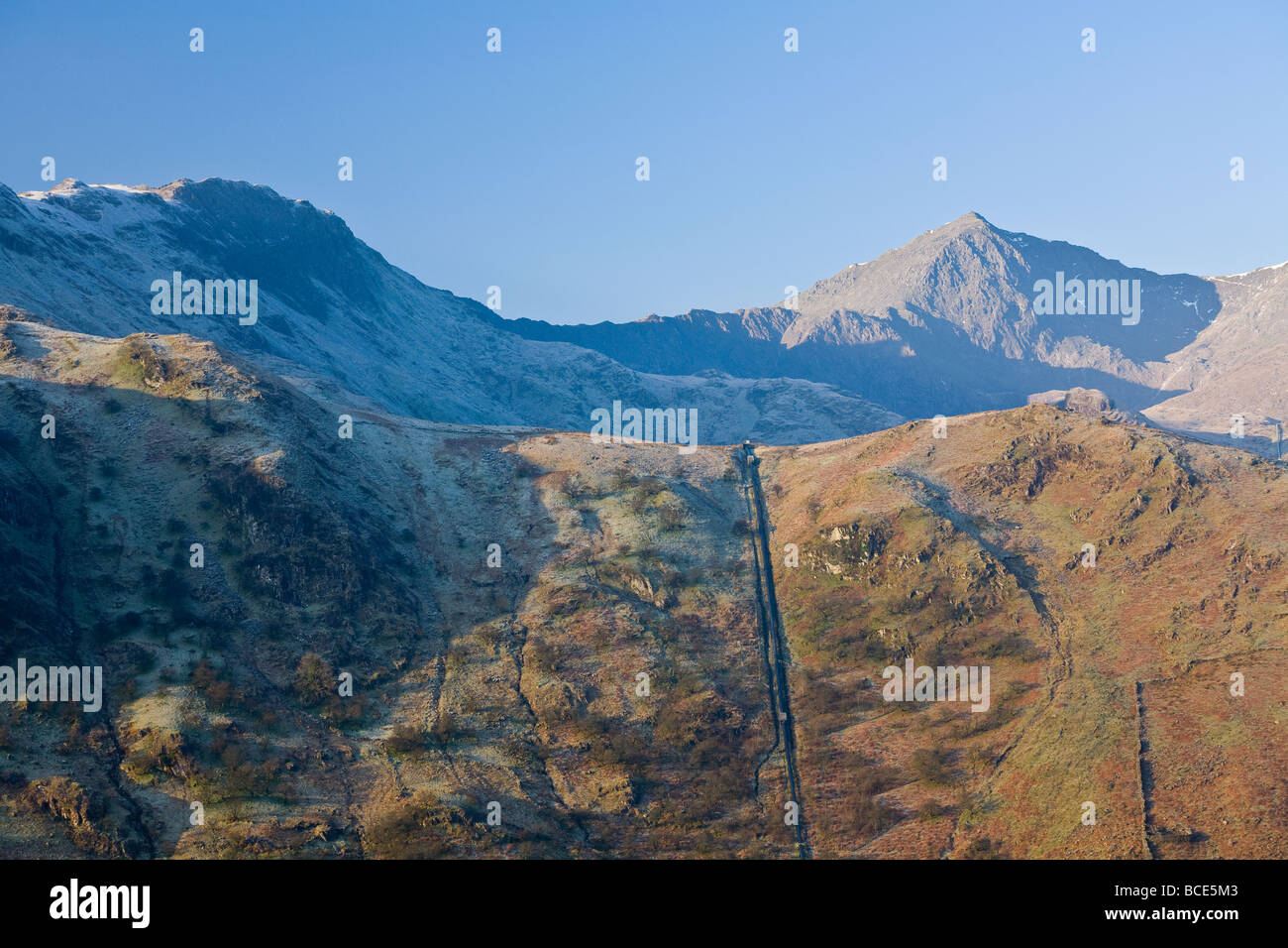 Cerca fino alla Snowdon Horseshoe mostra Yr Wyddfa e Y Lliwedd tops Snowdonia National Park in Galles Foto Stock