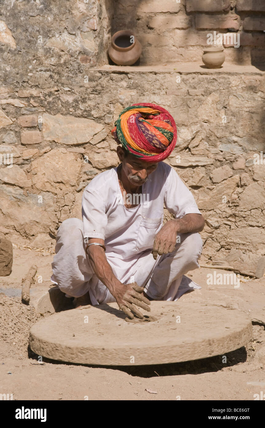 Abitante delle competenze,Argentiere, String Makers,Potters,lavoratori di campo,la vita del villaggio,residenti,gli anziani del villaggio,Nimaj,Rajasthan,l'India Foto Stock