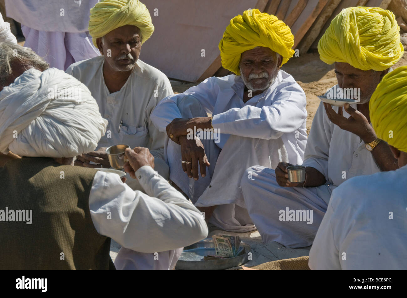 Abitante delle competenze,Argentiere, String Makers,Potters,lavoratori di campo,la vita del villaggio,residenti,gli anziani del villaggio,Nimaj,Rajasthan,l'India Foto Stock