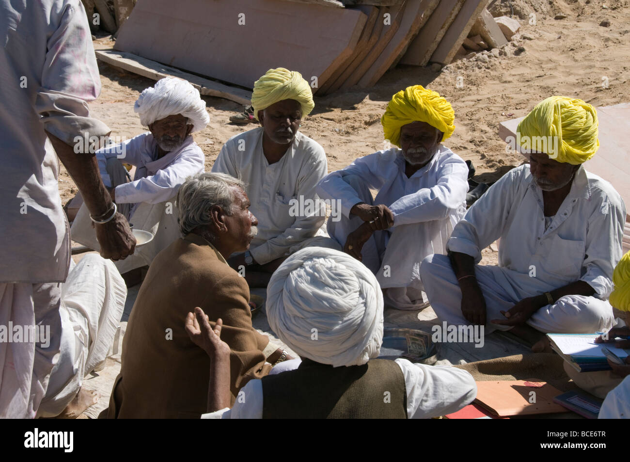 Abitante delle competenze,Argentiere, String Makers,Potters,lavoratori di campo,la vita del villaggio,residenti,gli anziani del villaggio,Nimaj,Rajasthan,l'India Foto Stock
