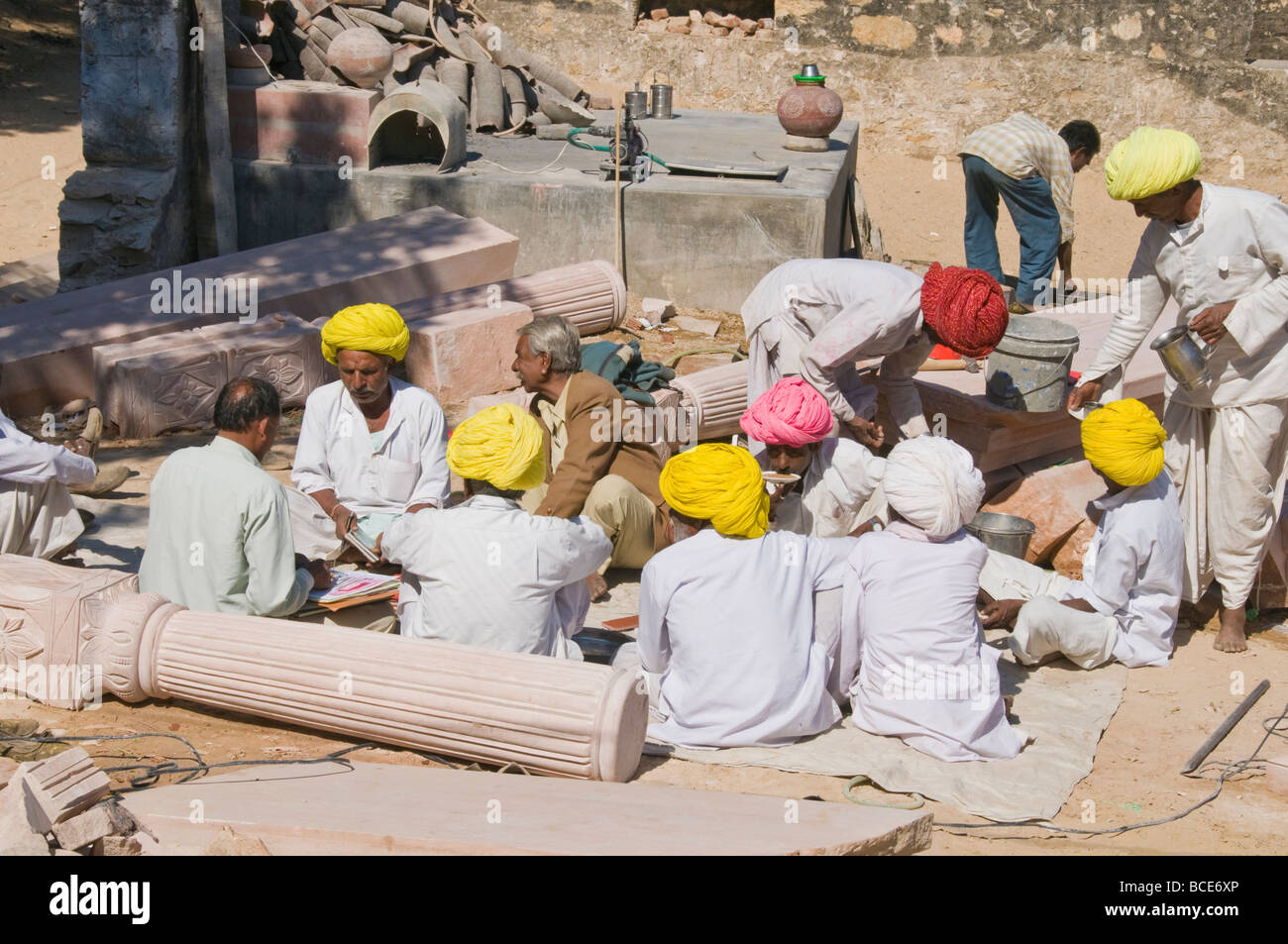 Abitante delle competenze,Argentiere, String Makers,Potters,lavoratori di campo,la vita del villaggio,residenti,gli anziani del villaggio,Nimaj,Rajasthan,l'India Foto Stock