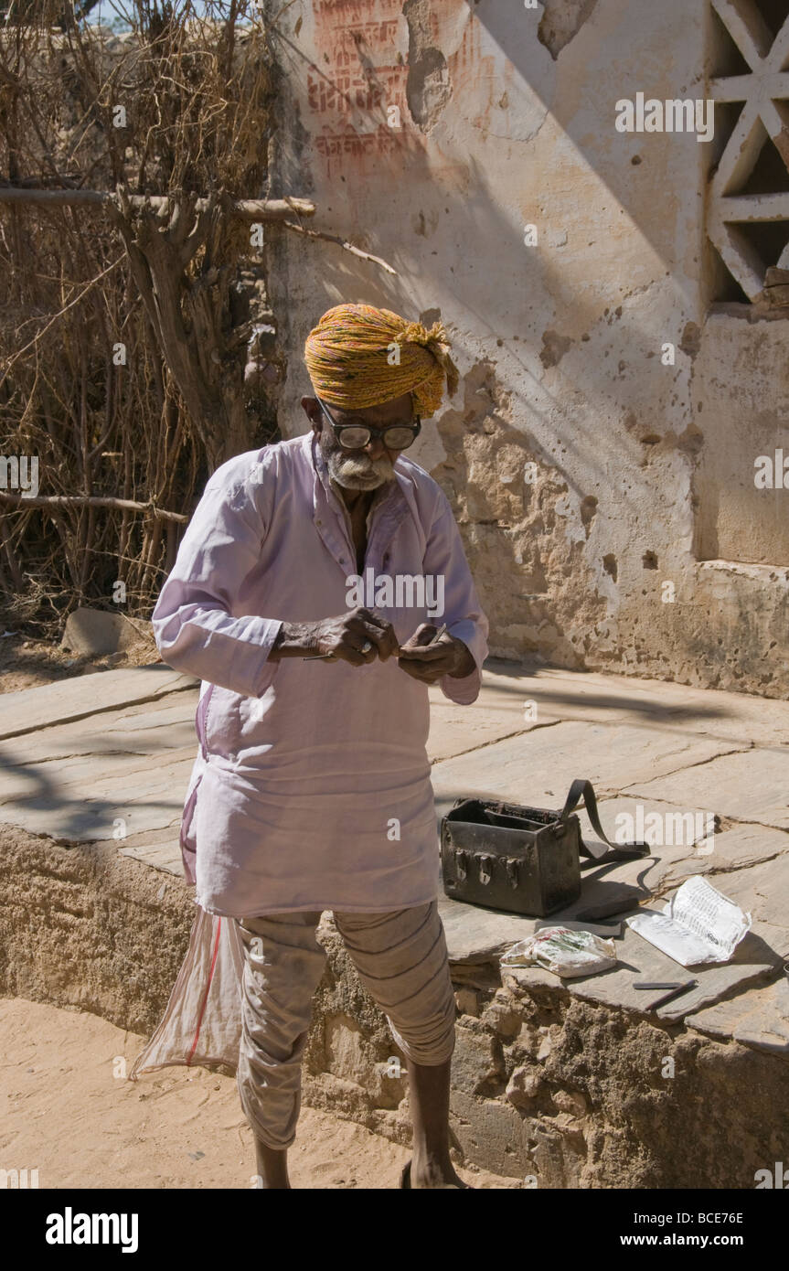 Abitante delle competenze,Argentiere, String Makers,Potters,lavoratori di campo,la vita del villaggio,residenti,gli anziani del villaggio,Nimaj,Rajasthan,l'India Foto Stock