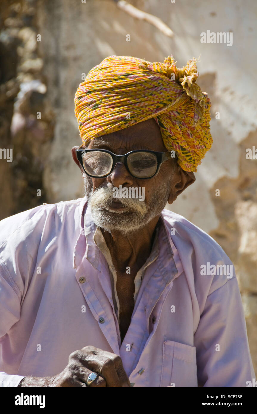 Abitante delle competenze,Argentiere, String Makers,Potters,lavoratori di campo,la vita del villaggio,residenti,gli anziani del villaggio,Nimaj,Rajasthan,l'India Foto Stock