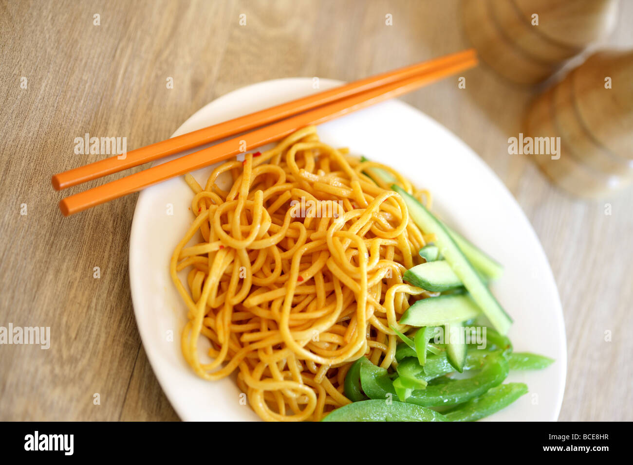 Un sano cucinato in stile asiatico Egg Noodles fritti con fagiolini e un'insalata di cetrioli con n. di persone Foto Stock