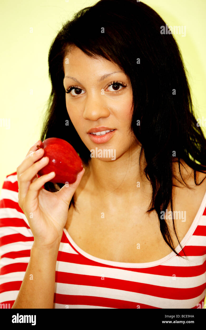 Sano giovane donna di mangiare un modello apple rilasciato Foto Stock