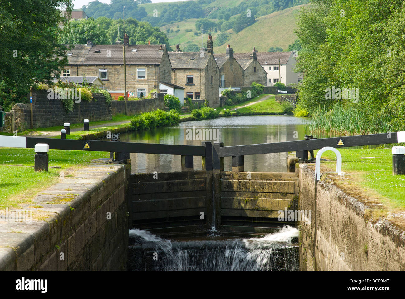 Serratura del Rochdale Canal a Todmorden, West Yorkshire, Inghilterra, Regno Unito Foto Stock