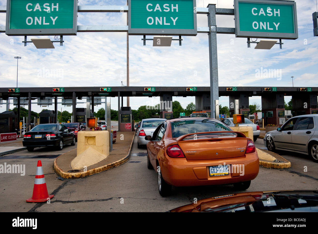 Auto conducente pagare pedaggi, Pennsylvania Turnpike, STATI UNITI D'AMERICA Foto Stock