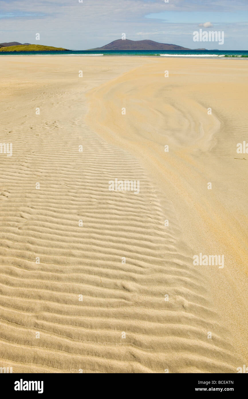 Vista di testa di convergenza attraverso la sabbia ondulata di Luskentire. Harris, Scozia Foto Stock