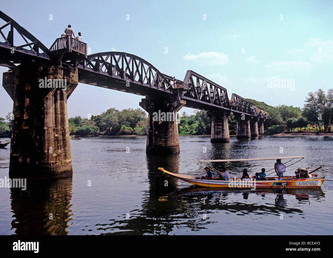 2452 Il Ponte sul Fiume Kwai Kanchana Buri ovest della Thailandia Foto Stock