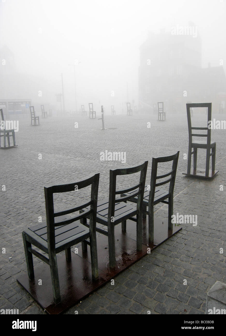 Polonia Cracovia quartiere Podgorze memoriale per gli eroi del ghetto di Cracovia sedie in metallo Foto Stock