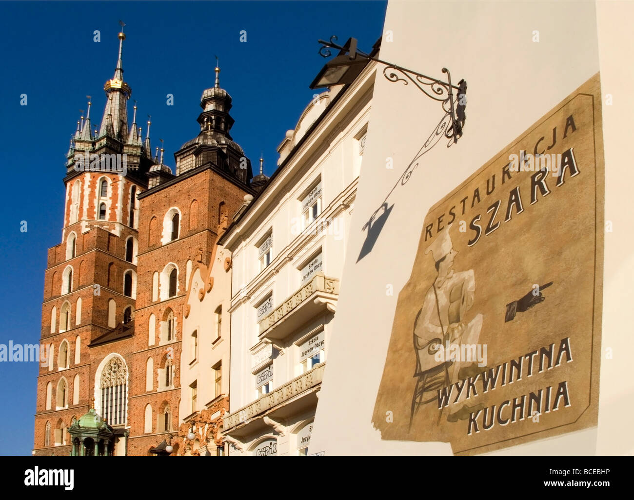Polonia Cracovia chiesa di St Mary e Szara edificio in Piazza del Mercato Foto Stock