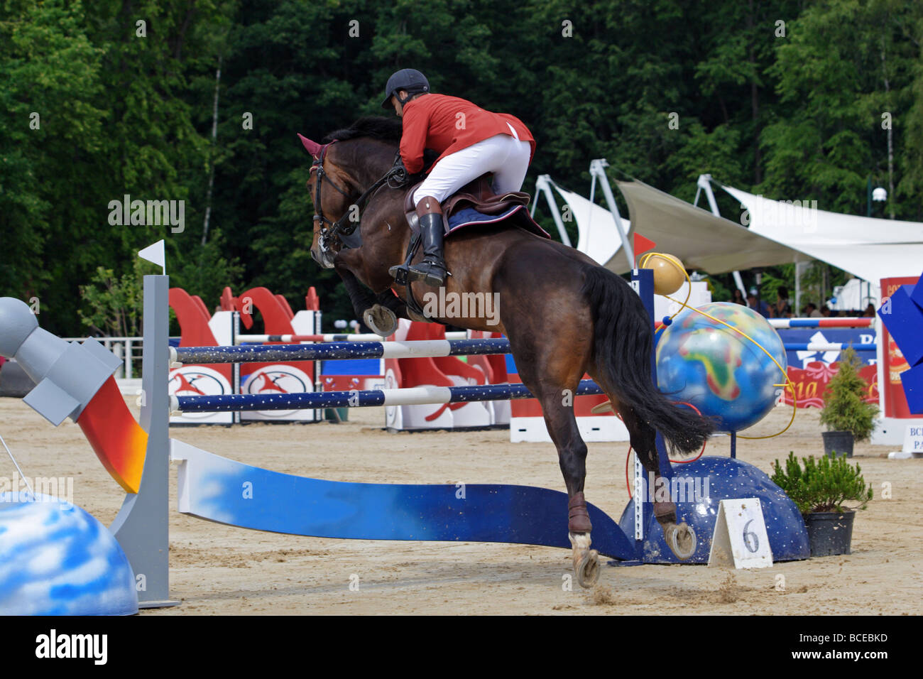 Lo sport equestre piloti horse show jumping concorso ippico su salti Foto Stock