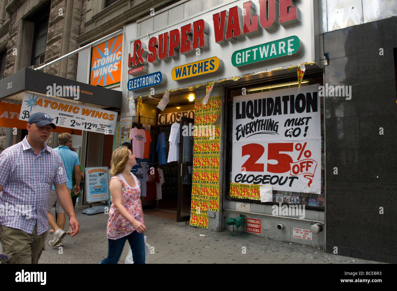 Segni di vendita pubblicati su Windows di un negozio nella parte inferiore di Manhattan a New York domenica 28 giugno 2009 Frances M Roberts Foto Stock