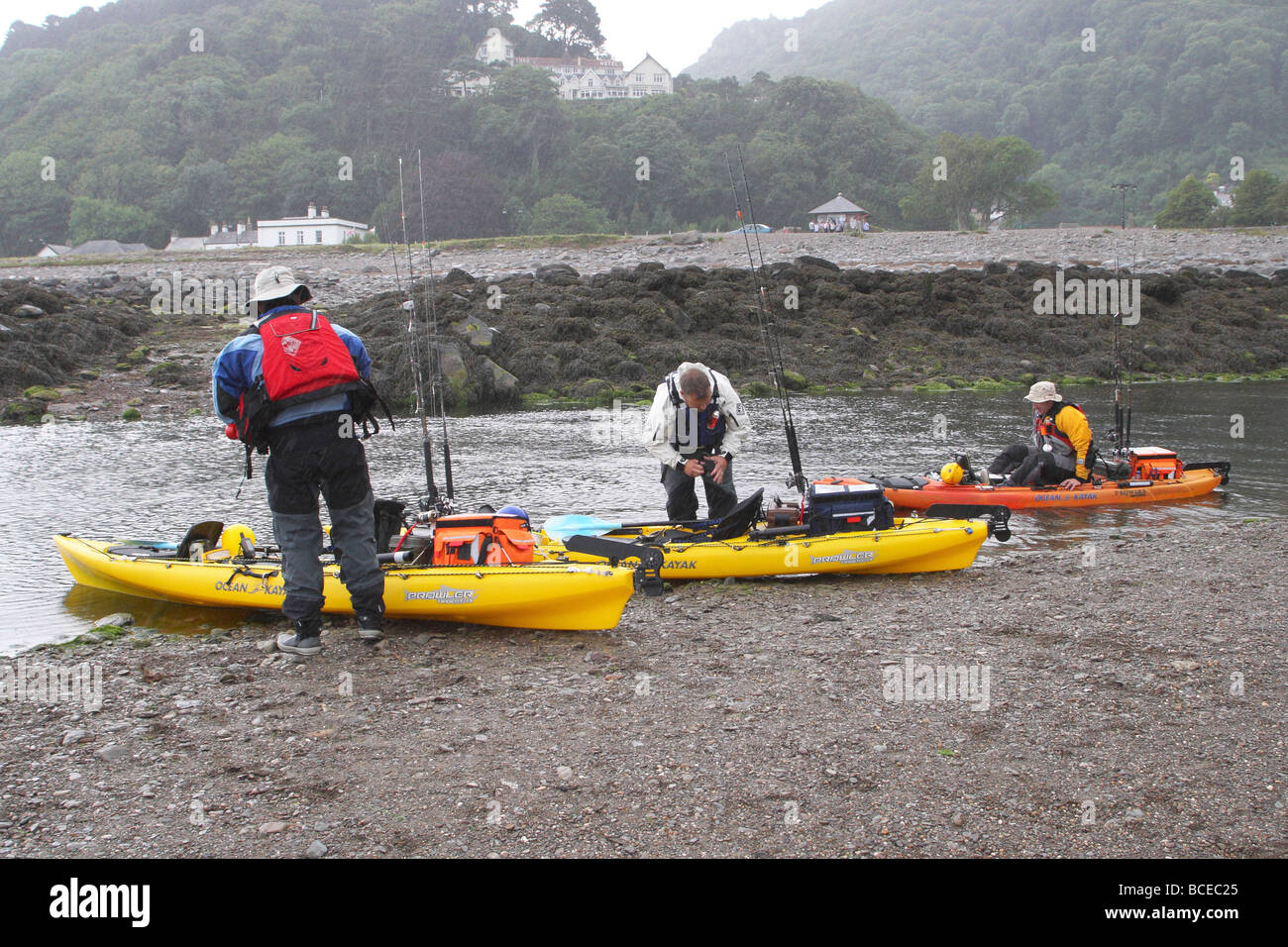 Ocean Kayak barche da pesca con una selezione di aste e completare con pesce Locator, Sat Nav, Radio a due vie per il servizio di emergenza Foto Stock