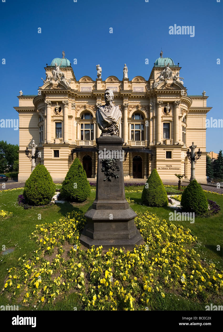 La Polonia a Cracovia il teatro Slowacki Aleksander Fredro monumento Foto Stock