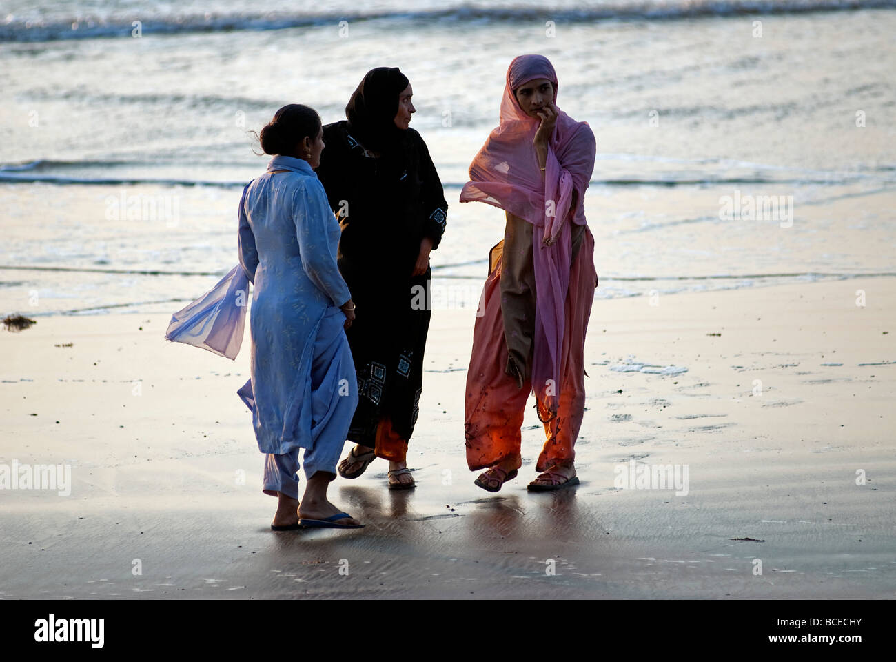 India Maharashtra. Le donne sulla spiaggia ogni sud di Mumbai. Foto Stock