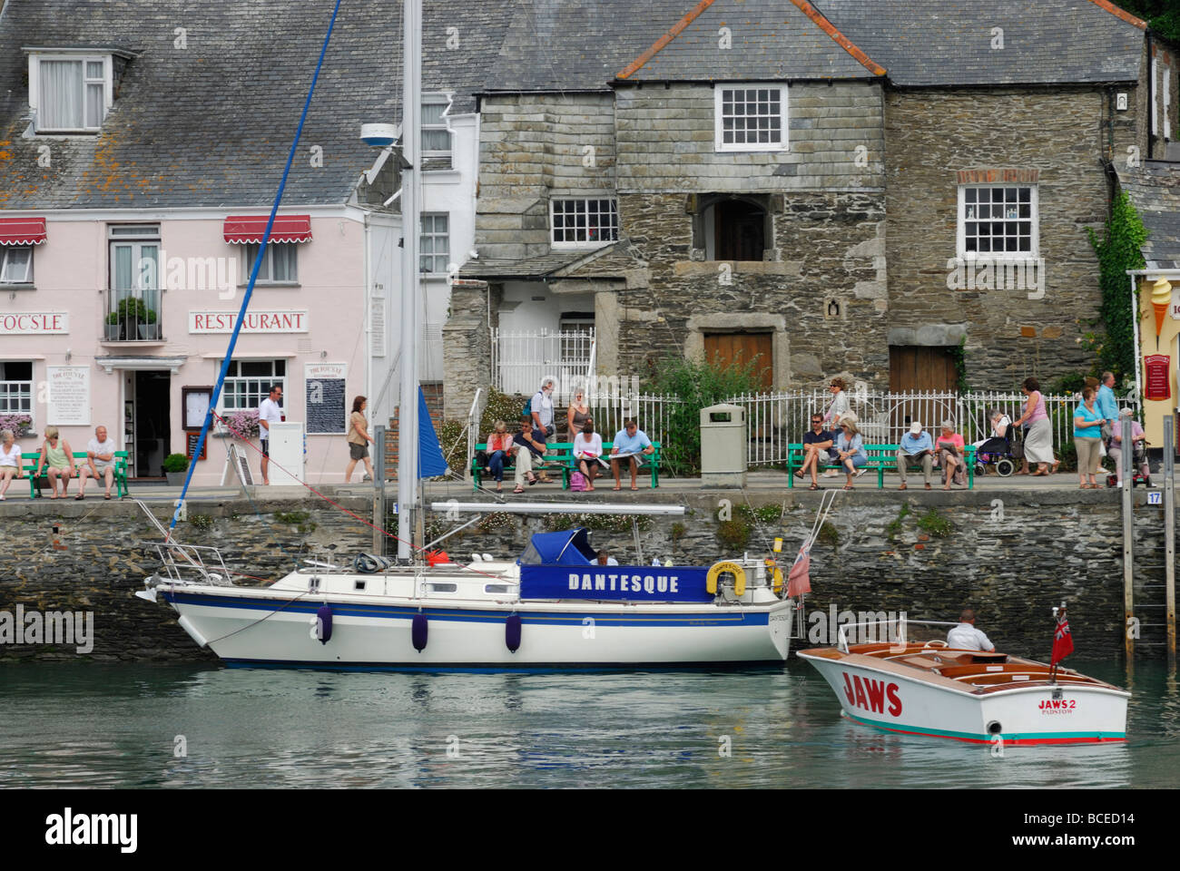 I turisti di visitare il porto a Padstow sulla North Cornwall coast Cornwall Inghilterra REGNO UNITO Foto Stock