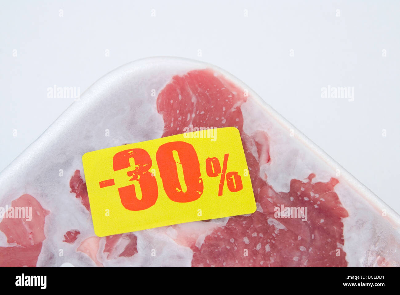 La carne cruda in pacchetto con sconto Foto Stock
