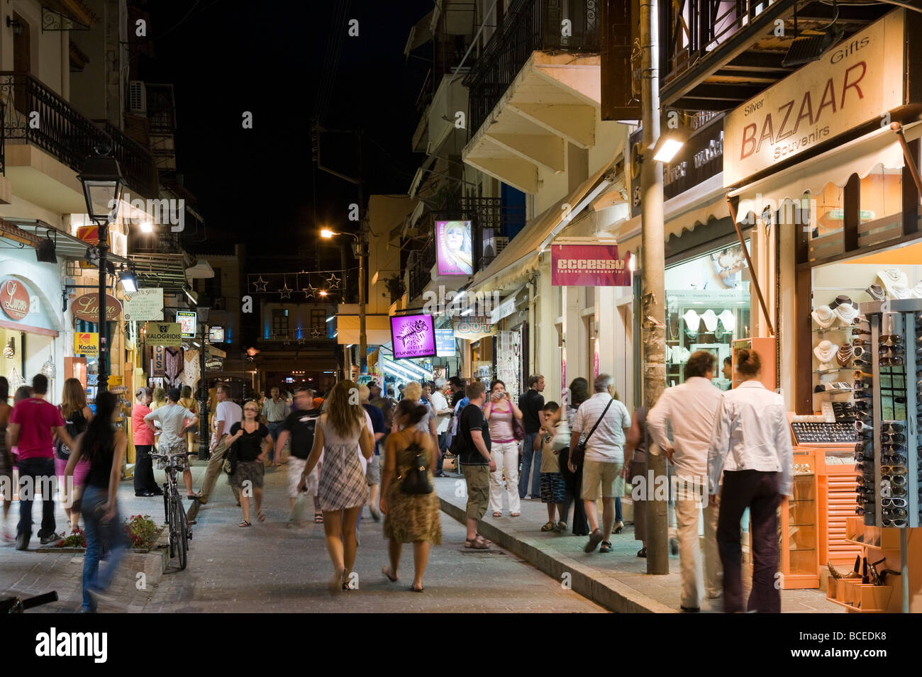 Occupato strada dello shopping nella città vecchia di notte, Rethymnon, North West Coast, Creta, Grecia Foto Stock