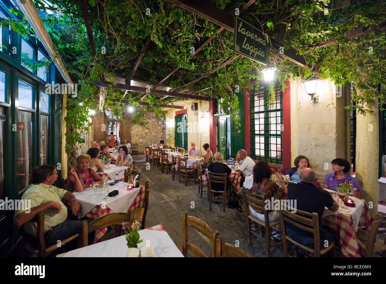 Taverna tradizionale di notte nella città vecchia di Rethymnon, Creta, Grecia Foto Stock
