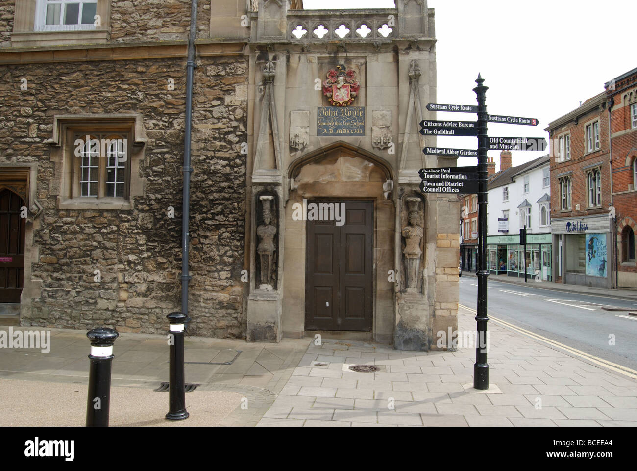 Streetsign turisti guida ai luoghi di interesse nella storica città mercato di Abingdon in Oxfordshire Foto Stock