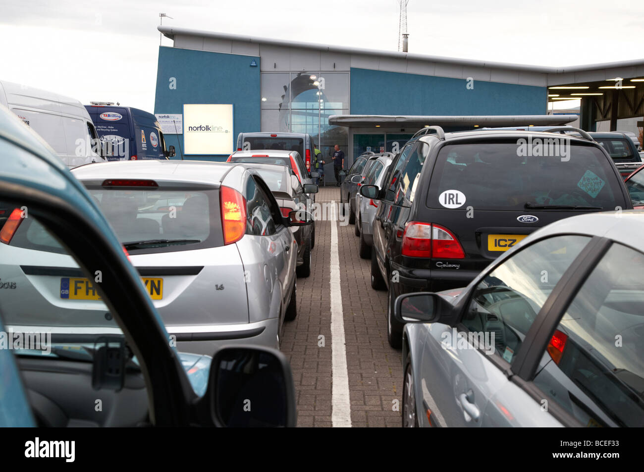 Auto e furgoni queuing in linea a bordo della norfolkline belfast a liverpool traghetto presso il terminale nel porto di Belfast Foto Stock