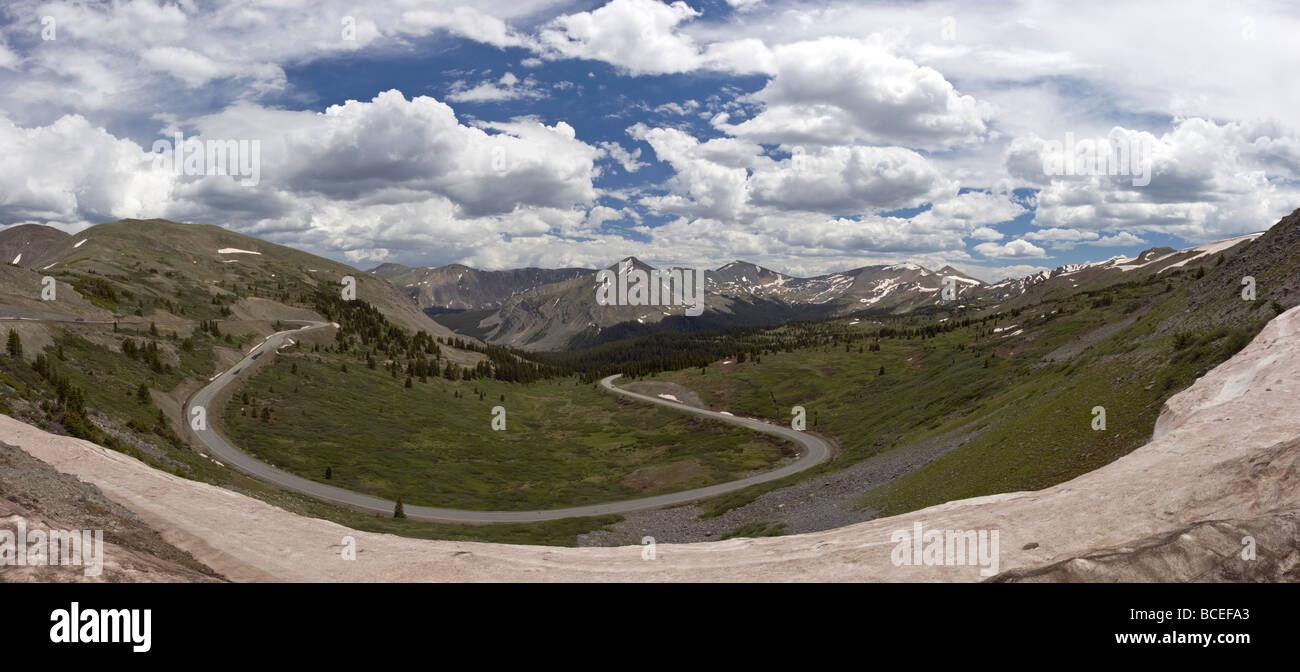 Vista Panoramica verso est verso la collegiata picchi e San Isabel National Forest da pioppi neri americani passano 12 126 Colorado USA Foto Stock