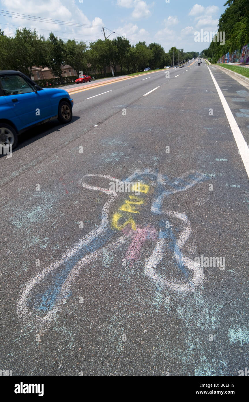 Vittima umana figura dipinta sulla strada che costeggia la parete Graffiti Gainesville Florida Foto Stock